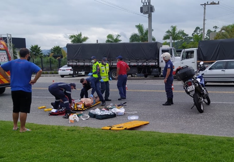 Pedestre foi atropelado ao cruzar a rua em Blumenau – Foto: Reprodu&ccedil;&atilde;o/Redes sociais