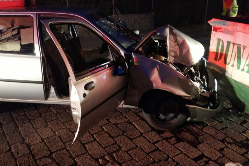Motorista fica ferido ao colidir contra caçamba de entulho em Blumenau – Foto: Divulgação / Corpo de Bombeiros de Blumenau