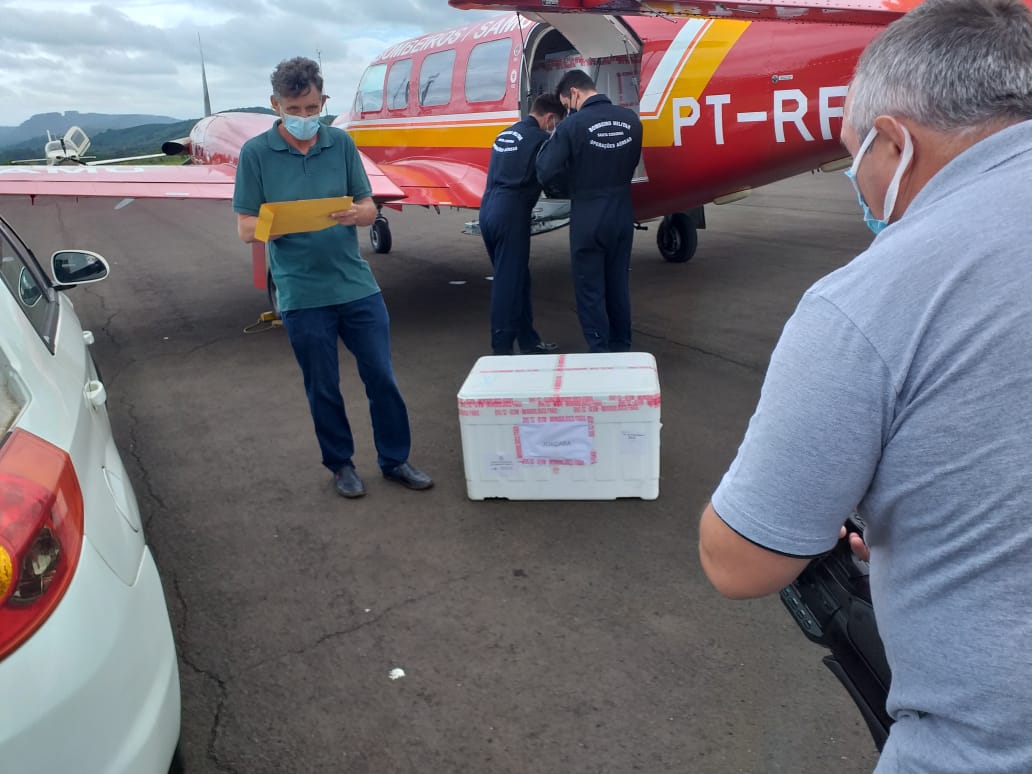 Caixas com as vacinas chegaram no aeroporto de Joaçaba nesta manhã de terça-feira (19) - Carlos Correa/Divulgação