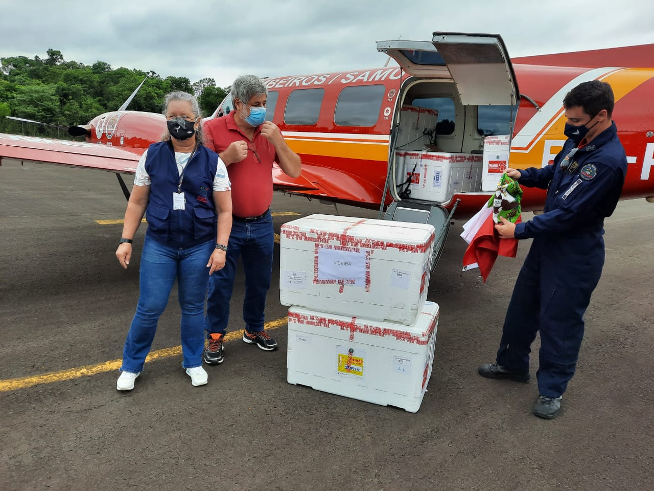 Entrega da vacina com apoio do Corpo dos Bombeiros segue com horário previsto no Grande Oeste - RBV Notícias/Divulgação