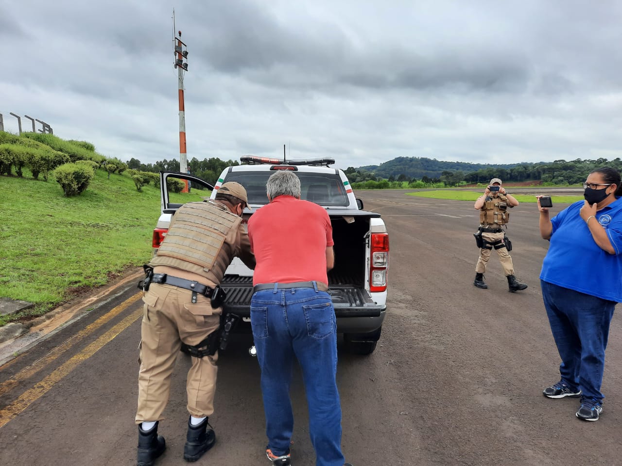 Caixas com a vacina foram transportadas por um carro da Polícia Militar - RBV Notícias/Divulgação