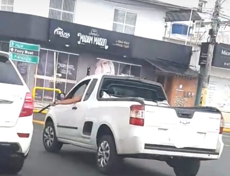 Homem amea&ccedil;ou outro motorista com um fac&atilde;o – Foto: Reprodu&ccedil;&atilde;o Internet