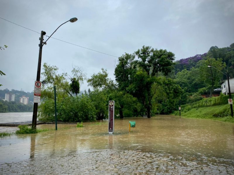 Alagamento registrado nos fundos da pra&ccedil;a Herc&iacute;lio Luz, no in&iacute;cio da rua XV de Novembro, Centro de Blumenau – Foto: Mois&eacute;s Stuker/NDTV