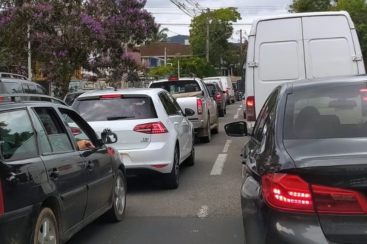 Obra na Alameda, em Blumenau, causa congestionamento no trânsito – Foto: Divulgação / Redes Sociais