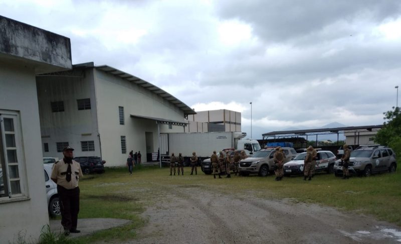 Galpão com as vacinas contra a covid-19 de SC
