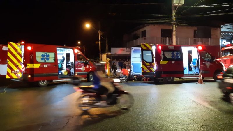 Duas ambulâncias do Corpo de Bombeiros Voluntários, com equipes do Samu e do CBVJ, atenderam vítimas de acidente na noite desta quarta-feira (27) – Foto: Ricardo Alves/NDTV