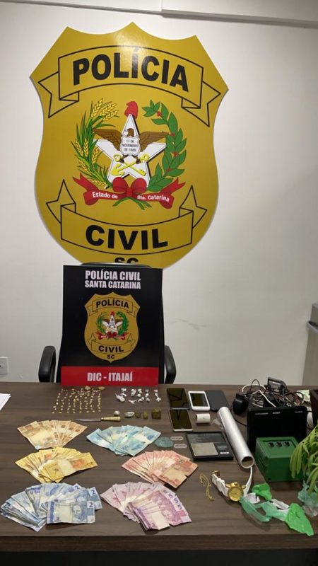 Drogas, pés de maconha, além de objetos usados no tráfico foram apreendidos pela Polícia Civil. – Foto: Polícia Civil/Divulgação