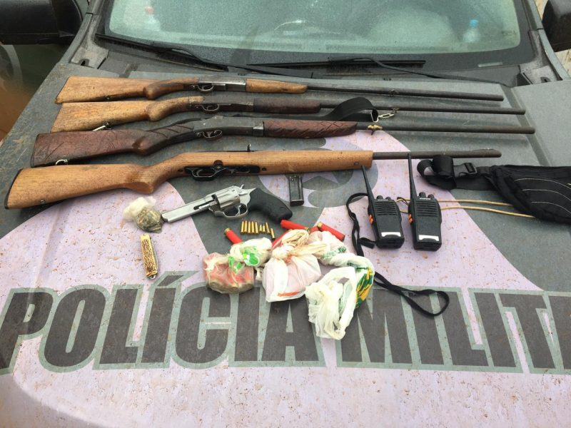 armas são apreendidas pela polícia militar ambiental durante patrullhamento
