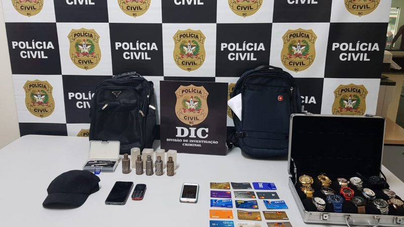 Na casa dos suspeitos, foram apreendidos equipamentos usados na prática dos furtos – Foto: Polícia Civil/Divulgação