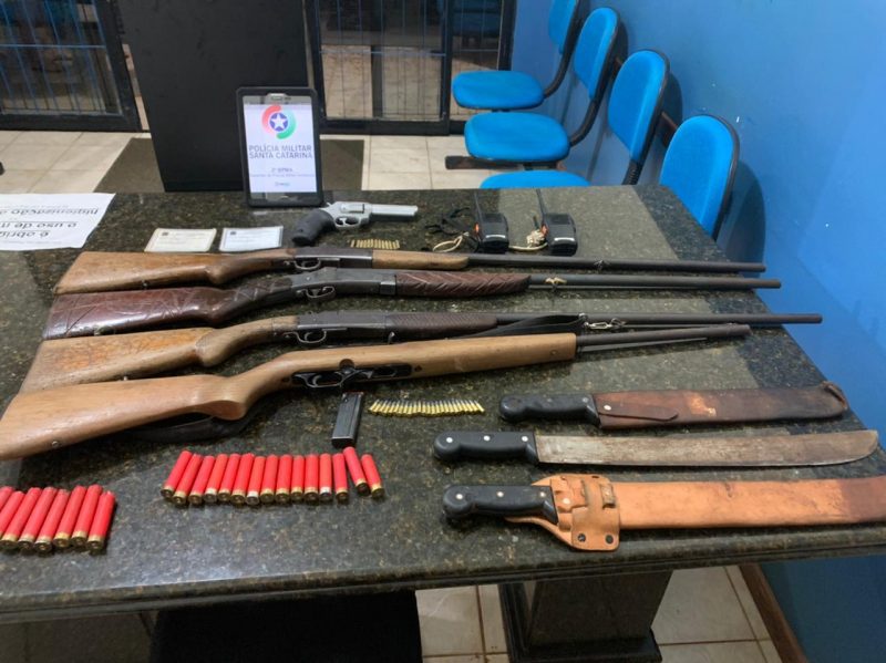 Armas e munições foram apreendidas pela Polícia Militar Ambiental – Foto: PMA/Divulgação