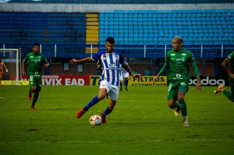 O primeiro tempo foi marcado pelo equilíbrio. A equipe visitante chegou a acertar a trave Azurra em duas oportunidades – Foto: André Palma Ribeiro/Avaí F. C