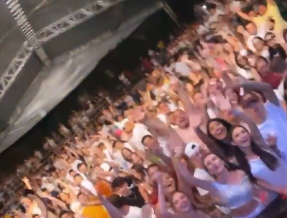 Balada lotada em Santa Catarina durante o Réveillon