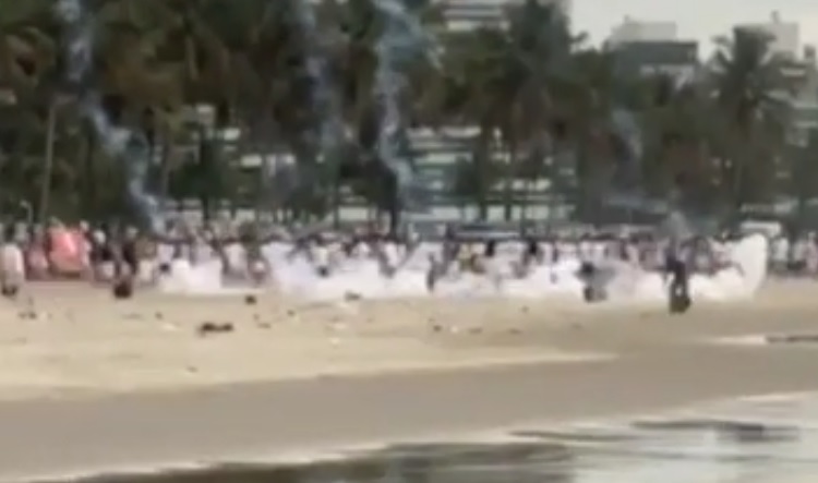 Pol&iacute;cia Militar usa bombas para dispersar luau em praia de SP. Por decreto da prefeitura, acesso &agrave;s praias e faixas de areia foi proibido das 19h do dia 31 de dezembro at&eacute; 7h de 1&ordm; de janeiro – Foto: Reprodu&ccedil;&atilde;o/Youtube