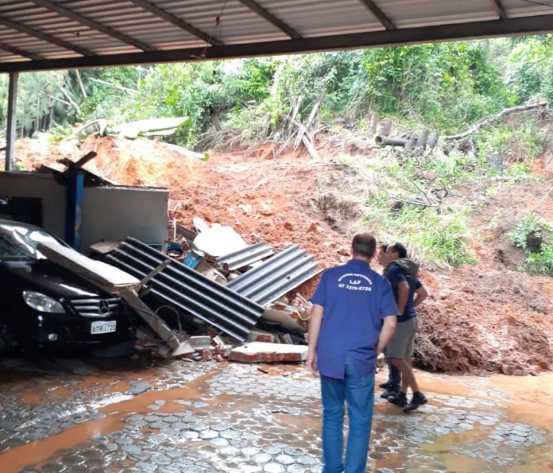 Ocorr&ecirc;ncia de deslizamento na rua Johann Sache, no Badenfurt, em Blumenau – Foto: Defesa Civil Blumenau/Divulga&ccedil;&atilde;o