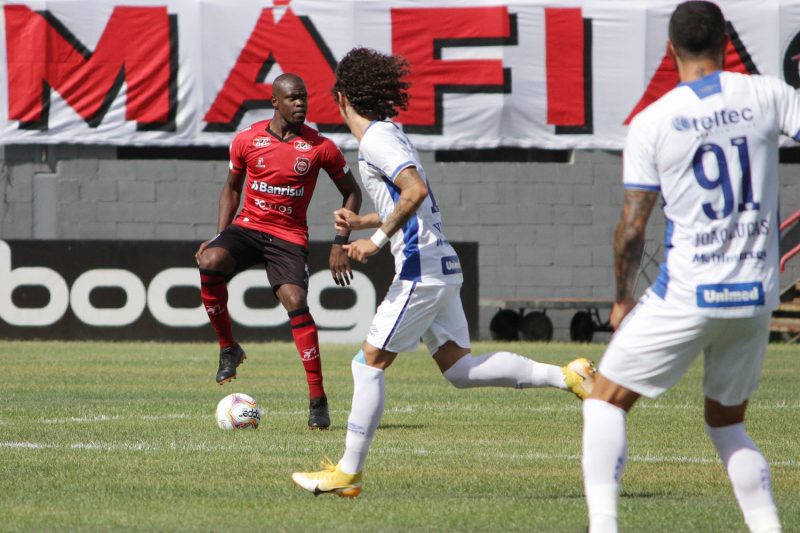 Brasil e Ava&iacute; se enfrentaram sob forte calor em Pelotas (RS) – Foto: Carlos Insaurriaga/GE Brasil
