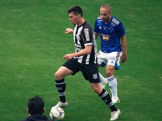Mateus Brunetti em ação contra o Cruzeiro