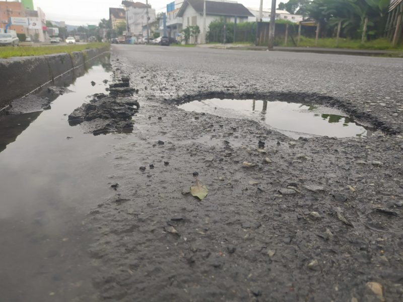 Vereador de Joinville quer comiss&atilde;o para analisar acidentes e danos causados por problemas em ruas – Foto: Vinicius Bretzke/NDTV