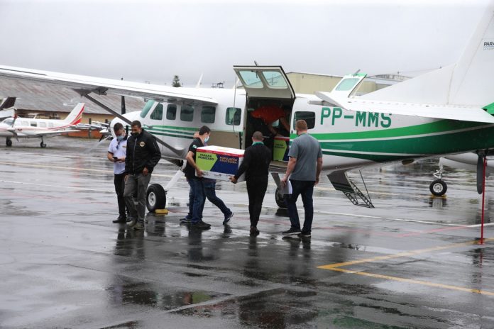 Distribuição das vacinas contra a Covid-19 no Aeroporto Bacacheri em Curitiba – Foto: Geraldo Bubniak/Divulgação/ND