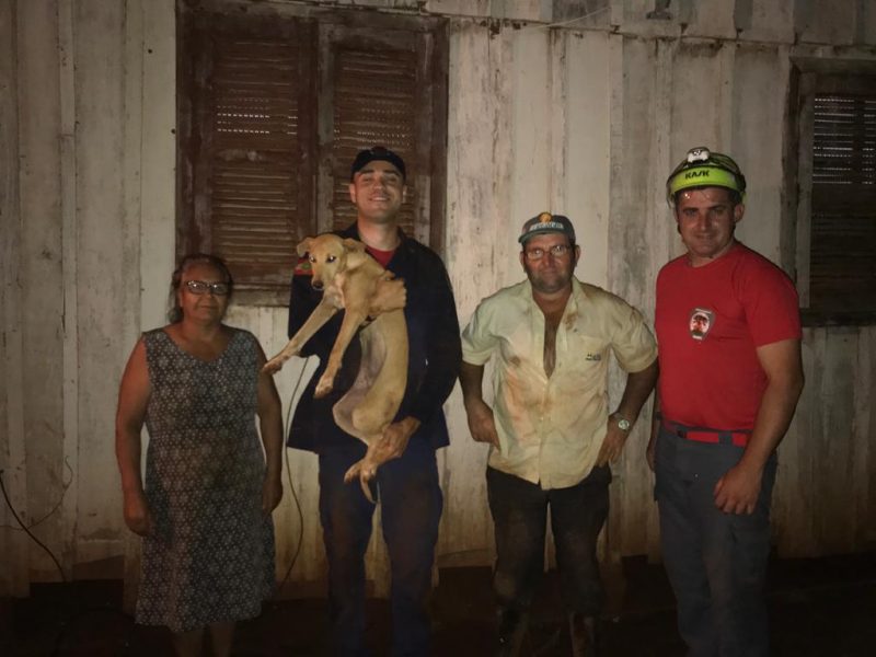 Duque, cachorro da família, estava no poço desde o meio dia de quinta-feira (21) – Foto: Bombeiros de Xanxerê/Divulgação