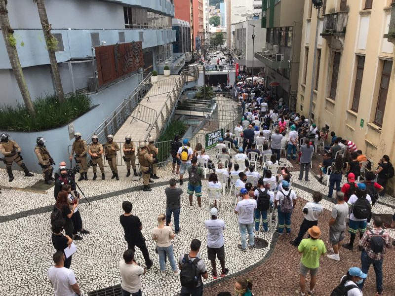 Trabalhadores da Comcap concentrados em frente à Câmara – Foto: Leo Munhoz/ND