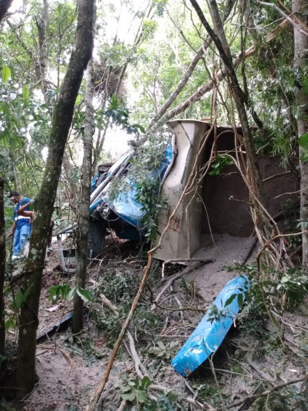 Caminhoneiro perdeu o controle do veículo na Serrinha, em Balneário Camboriú – Foto: 13°BBM/Divulgação