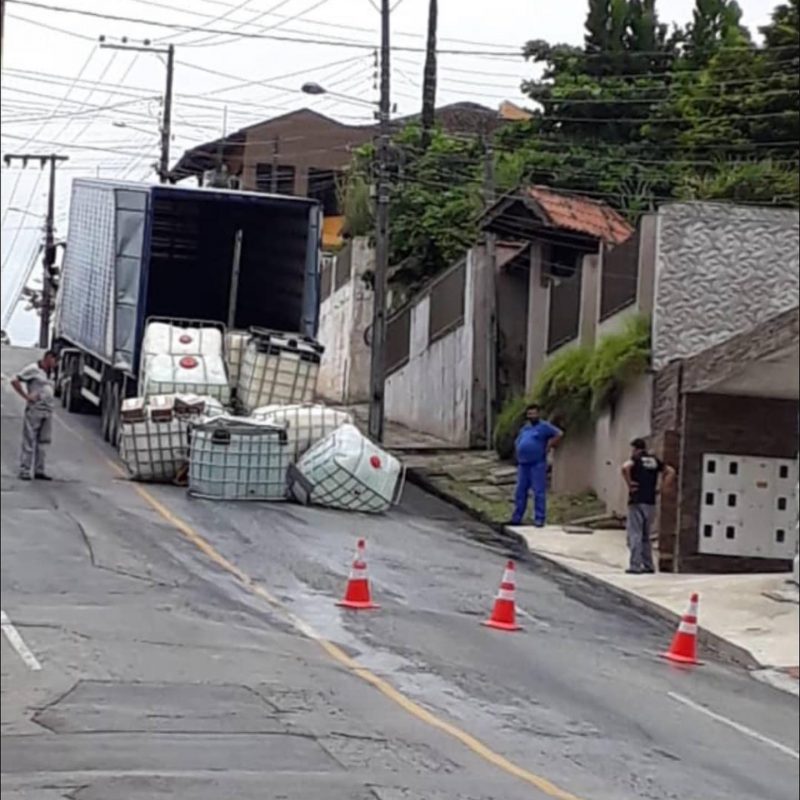 Tr&acirc;nsito local ficou interrompido no bairro Tifa Martins, em Jaragu&aacute; do Sul – Foto: Redes sociais/Divulga&ccedil;&atilde;o