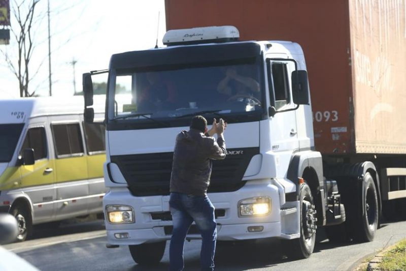 Al&eacute;m dos caminhoneiros, tamb&eacute;m entram na lista portuários, incluindo aqueles que atuam na área administrativa – Foto: Rafaela Felicciano/Metr&oacute;poles