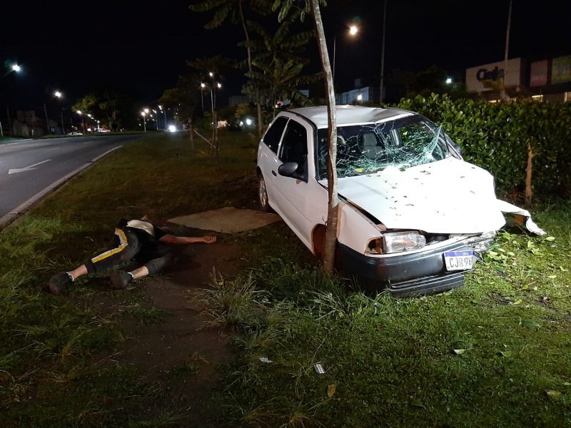 Motorista tirou um cochilo enquanto aguardava atendimento – Foto: Banda B/Reprodução/ND