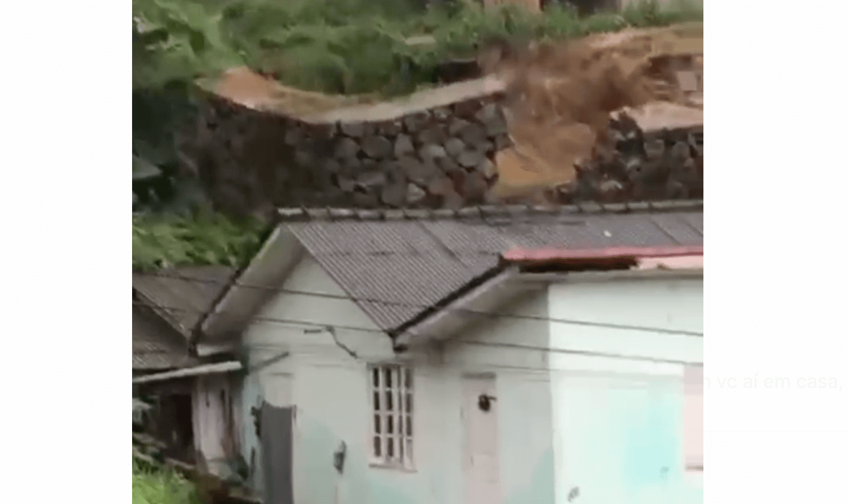 Parte de muro de pedra desaba e interrompe trânsito em Concórdia; VÍDEO, Santa Catarina