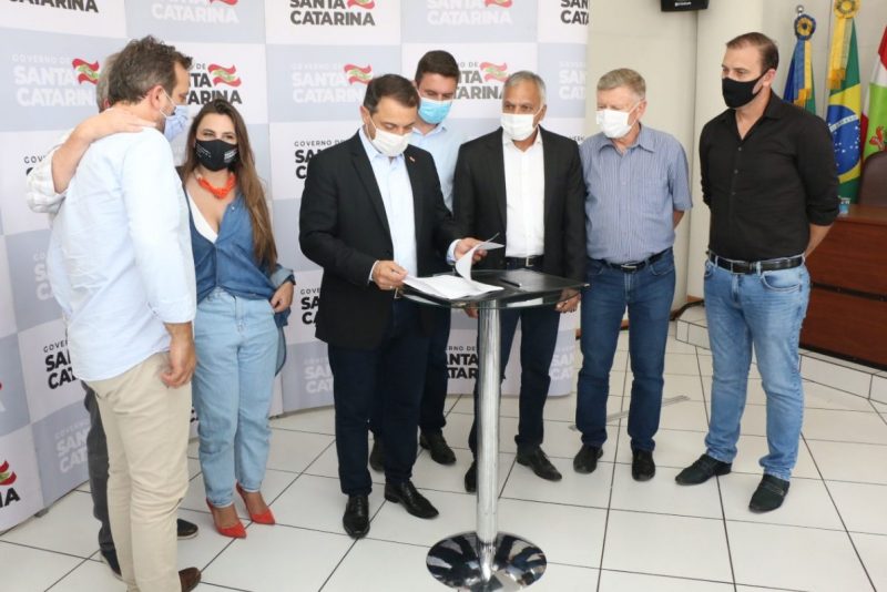 Moisés anuncia recursos para cidades atingidas por enxurrada no Alto Vale – Foto: Divulgação / Prefeitura de Rio do Sul