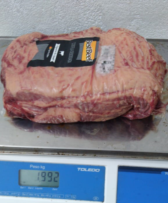 Mulher foi flagrada colocando a carne dentro da bolsa – Foto: Divulga&ccedil;&atilde;o/ND