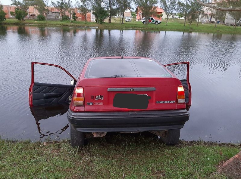 Homem &eacute; preso ap&oacute;s cair em lago em Passos de Torres – Foto: PM/Divulga&ccedil;&atilde;o/ND