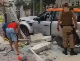 Motorista perdeu o controle e invadiu calçada em Ingleses – Foto: Reprodução/ND