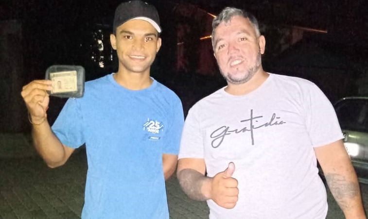 Adilson entregando a carteira de Jairo na noite de domingo (10) – Foto: Arquivo pessoal