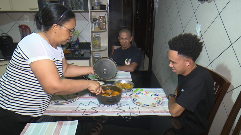 Ros&acirc;ngela ao lado do marido e do filho em casa – Foto: Ricardo Alves/NDTV