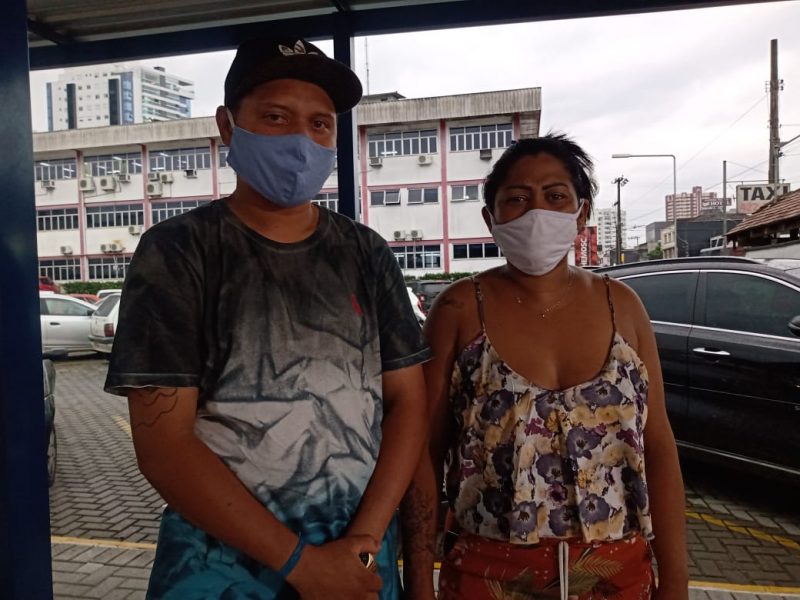 Pai e madrasta passam por horas de ang&uacute;stia sem not&iacute;cias de Douglas Patrick – Foto: Dani Lando/NDTV