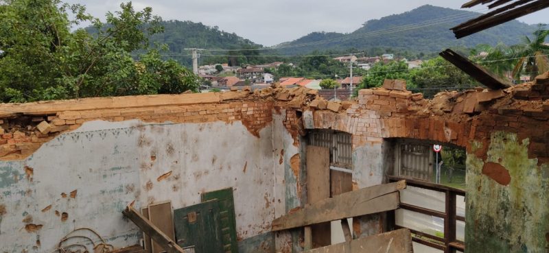 Telhado do casar&atilde;o caiu em virtude das chuvas – Foto: St&ecirc;v&atilde;o Limana/NDTV