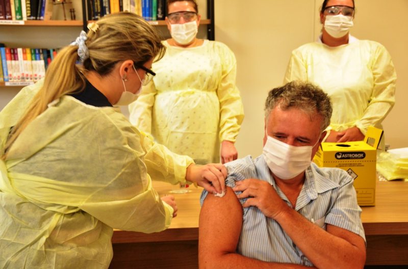 N&uacute;mero de vacinados t&ecirc;m crescido em propor&ccedil;&atilde;o maior do que o de casos confirmados da Covid-19 – Foto: Governo do Estado/Divulga&ccedil;&atilde;o