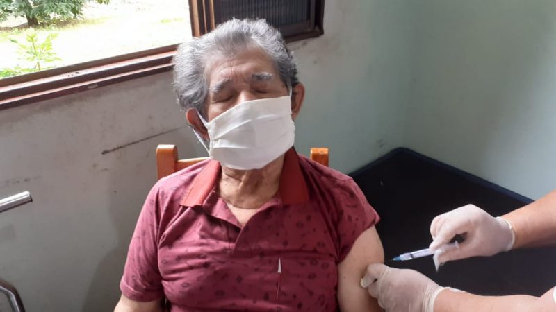 Carlito Barreto, de 105 anos, recebeu a dose da vacina CoronaVac, em Ponte Serrada – Foto: Prefeitura de Ponte Serrada/Divulgação