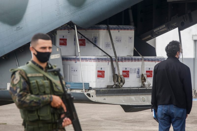 As vacinas da Coronavac, produzidas em parceria entre a farmacêutica Sinovac e o Instituto Butantan chegaram acondicionadas em 60 caixas. Para conservação, os imunizantes precisam estar em temperaturas que variem de 2ºC a 8ºC. O transporte das doses para os locais de vacinação será feito por um caminhão, que já estava posicionado ao lado da aeronave no momento do pouso. – Foto: Anderson Coelho/ND