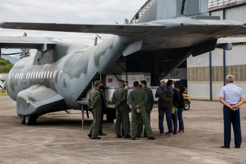 Efetivo da Base Aérea de Florianópolis, Polícia Federal e Choque foram responsáveis pela escolta e desembarque do carregamento – Foto: Anderson Coelho/ND