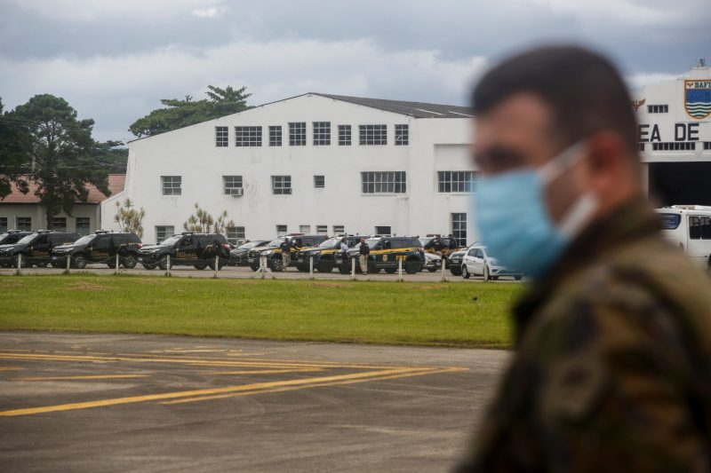 PRF, PF e Choque estiveram no local para escoltar o caminhão que posteriormente levaria os imunizantes – Foto: Anderson Coelho/ND