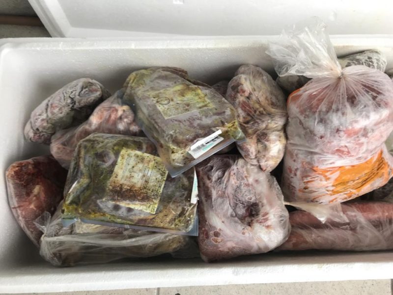 Carne vencida virava espeto corrido às margens da BR-101. – Foto: Polícia Civil/Divulgação