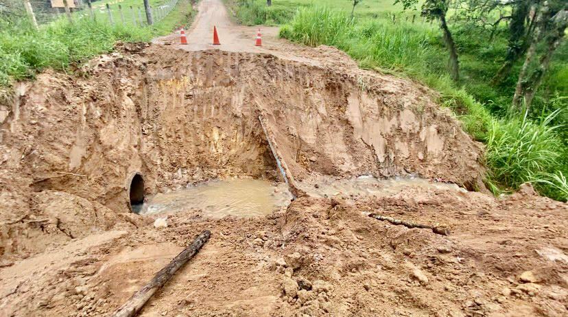 De acordo com o coordenador da equipe de Obras, Vanderlei Figueiredo, a população vinha reclamando de problemas com a drenagem. “Quando começamos os trabalhos, percebemos que a drenagem estava toda quebrada e danificada, causando erosão por baixo da estrada e abrindo muitas crateras”, explica. Devido à chuva do último domingo, a cratera abriu ainda mais, piorando a situação e impossibilitando os condutores de transitarem pela estrada. - Divulgação/Prefeitura de Cocal do Sul