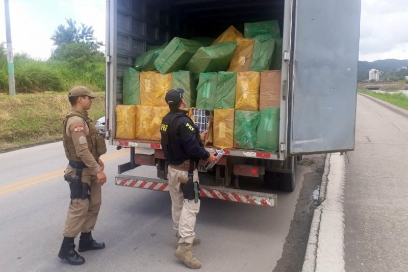 PRF apreende 42 mil ma&ccedil;os de cigarros contrabandeados em Brusque – Foto: Divulga&ccedil;&atilde;o / PRF Santa Catarina