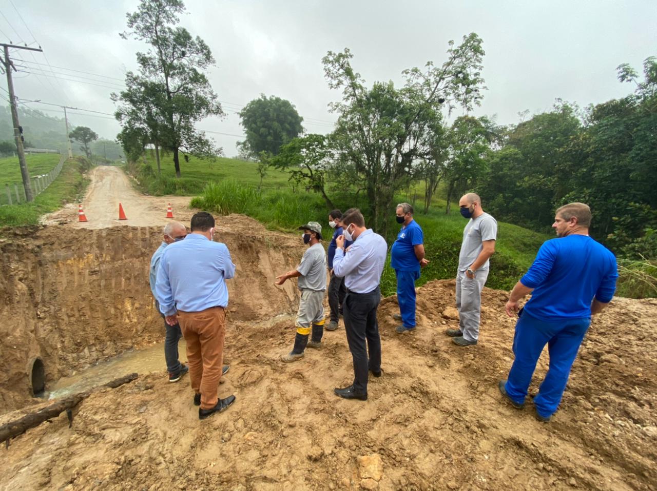 Estrada Geral Linha Ferreira Pontes, em Cocal do Sul, está interditada. O motivo é a queda de barreira; problema já está sendo solucionado segundo a prefeitura. As equipes da Secretaria de Obras do município de Cocal do Sul e Samae (Serviço Autônomo Municipal de Água e Esgoto) estão trabalhando para solucionar os danos causados pelo deslizamento de uma barreira na Estrada Geral Linha Ferreira Pontes, que liga Cocal do Sul a Siderópolis. Por consequência deste ocorrido, a via está interditada. - Divulgação/Prefeitura de Cocal do Sul