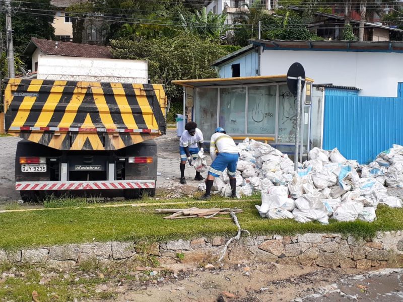 Equipe da Comcap recolhendo entulho no Canto dos Araçás