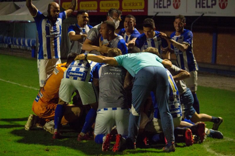 Jogadores comemoram o gol decisivo de Jonathan que deixa o Leão vivo pelo acesso – Foto: André Palma Ribeiro/Avaí F.C