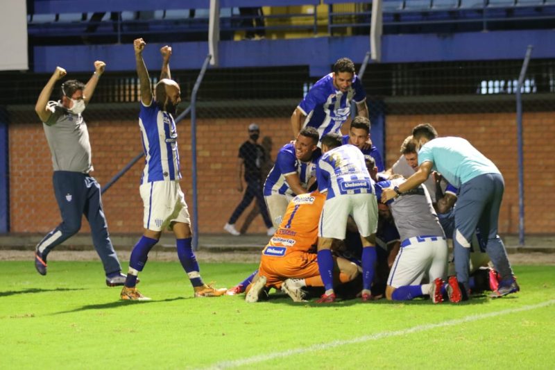 Jogadores comemoram o gol de Jonathan; Avaí, aos trancos e barrancos, chegou vivíssimo na última rodada – Foto: Frederico Tadeu/Avaí F.C