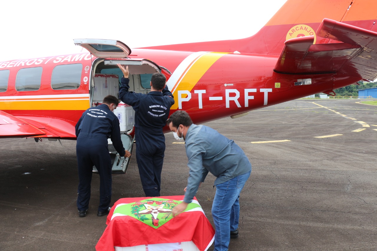As doses da vacina Coronavac chegaram no Aeroporto Municipal de Concórdia por volta das 10h15 desta terça-feira (19) - Assessoria de imprensa/Divulgação